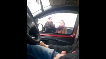 TUSHYRAW Дребничката seks s baba червенокоса изпъва задника си