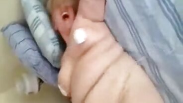 Кой е под леглото? Малък секс с баби хо с голям апетит