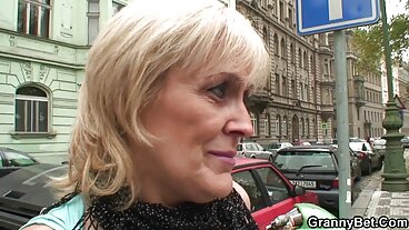 Brazzers: Рейчъл Стар се обажда от горещата линия секс с дърти баби за секс на PornHD
