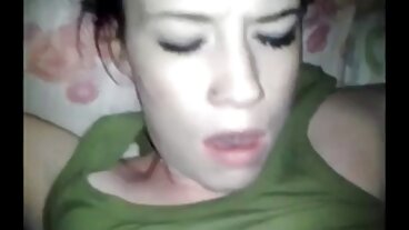 ButtPlug помага на червенокосата Ариета Адамс да се разтегне предварително секс на баби