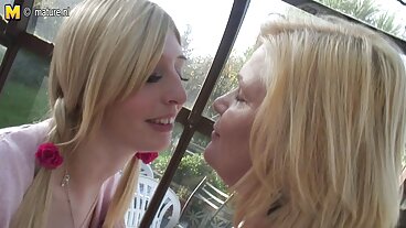 Дъщеря шприцова анален секс с баби члена на доведения си баща