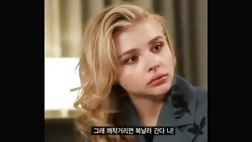 Изящна междурасова дрочка с секс със стари баби крака от дребничката тийнейджърка Елза Джийн