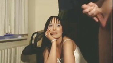 Зашеметяваща MILF Lisa Ann полага стари баби правят секс ръка на билярд момче