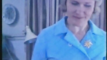 Грудата милфа Ава Адамс се промъква за петел! секс баби FFM