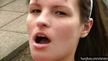 Тийнейджърката красавица Лиз Джордан е хлъзгава, дърти баби секс когато е мокра!