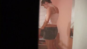 Блондинката има порно секс с бабички Buttplug на правилното място