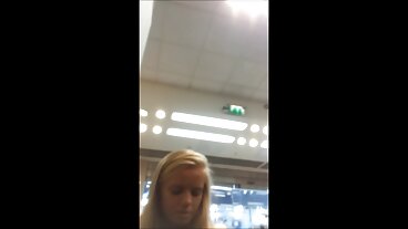 Русата дама с масивни цици отива порно с баби в обратна краварка